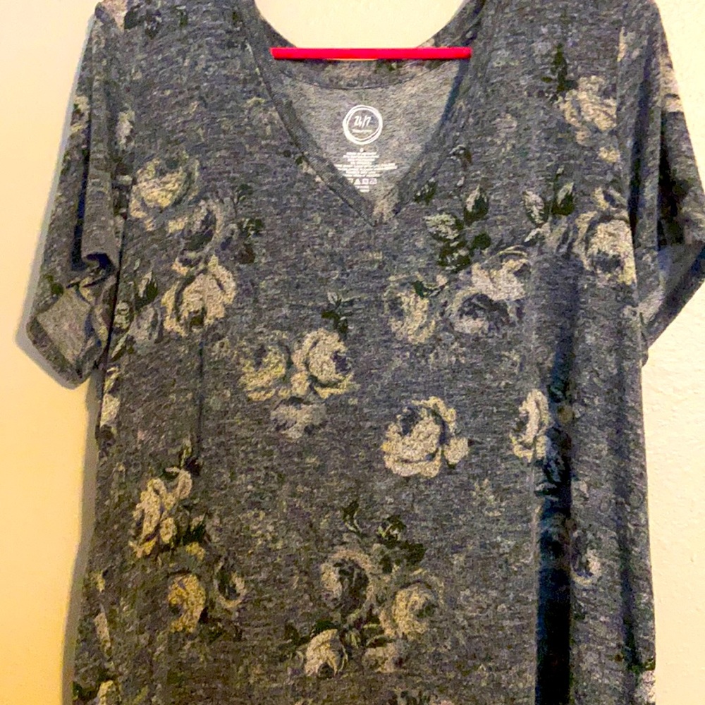 Size 0 Maurices floral 24/7 tee v neck
